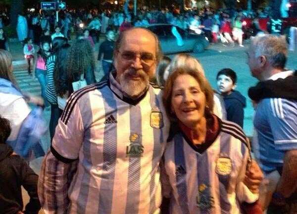 El ministro de Economía, Jorge Ibañez también salió a la calle a festejar. Lo acompaña su esposa y usan camisetas del IAS.
