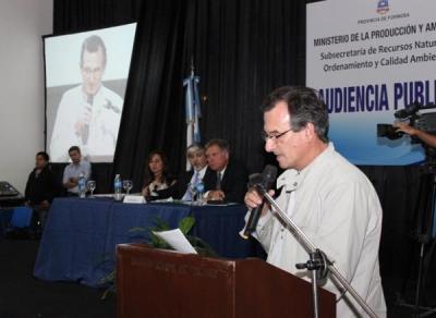 Padre Canesín dando lectura al documento.