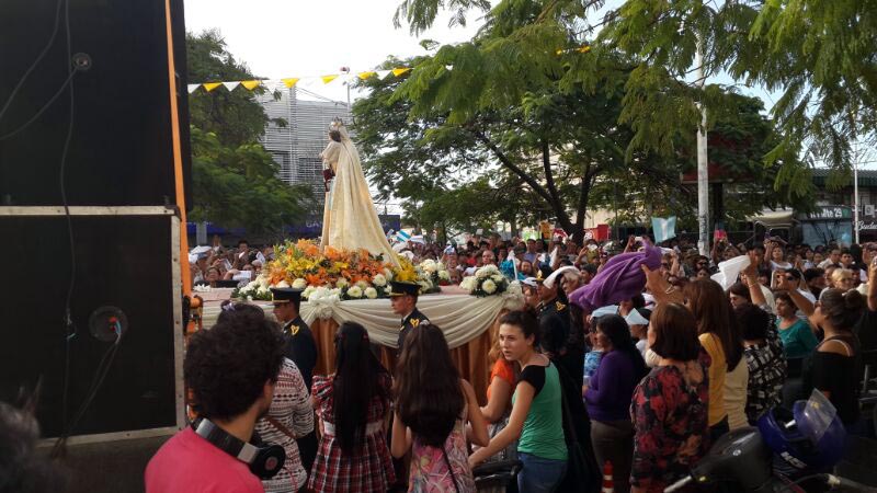 La imagen de la Virgen y los parlantes aún en su lugar.