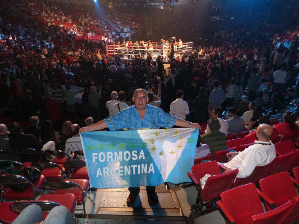 El empresario exhibe orgulloso la bandera de Formosa en Las Vegas.