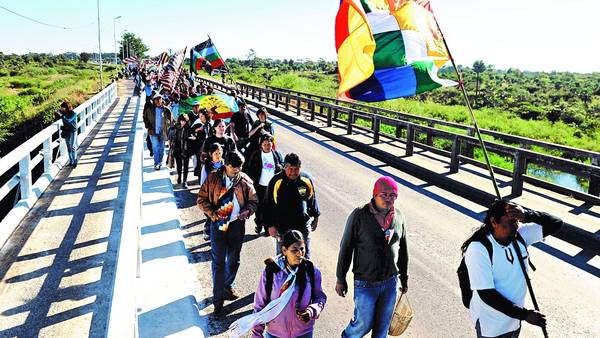 Los aborígenes años atrás marchaban por las rutas. Hoy, la cortan. Foto Archivo.