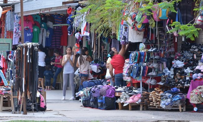 El Mercadito, lleno.