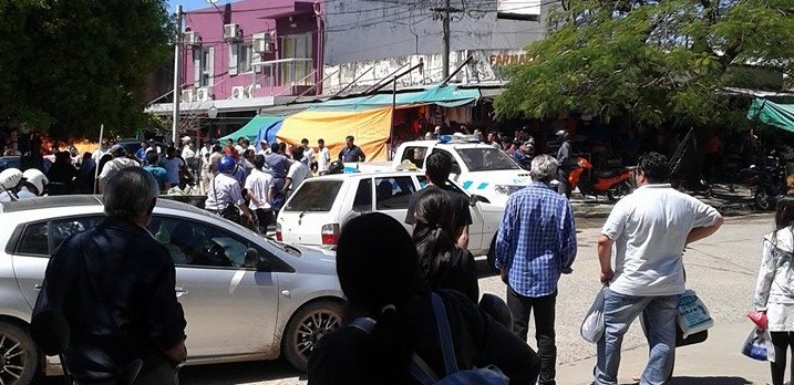 Por una mesa, todo… pelea de mesiteros en el Mercadito (video)
