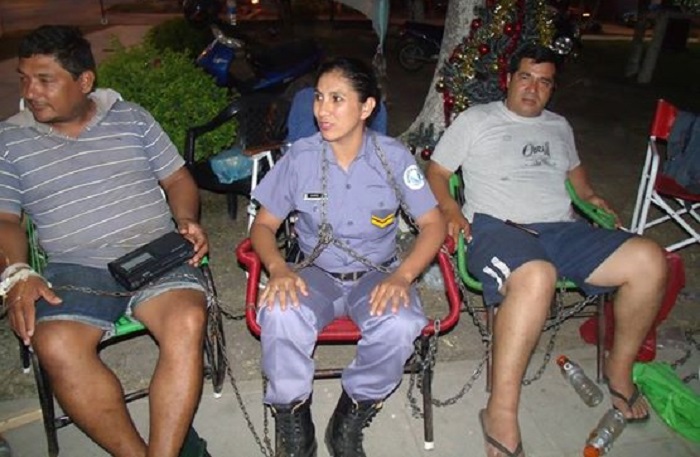 La mujer policía, durante la protesta en Clorinda.