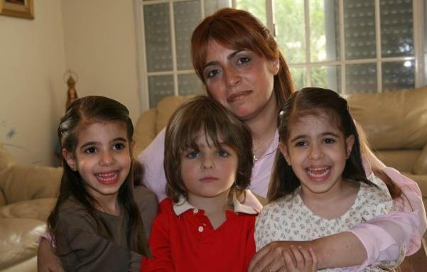 Paola Cóspito con las mellizas y el hermanito de ambas.