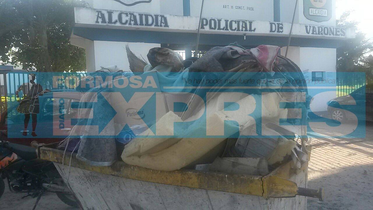 Los colchones quemados anoche, hoy en el contenedor.