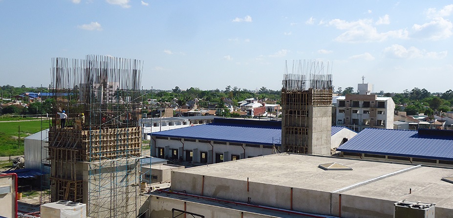 Vista de las avanzadas obras del hospital en construcción.