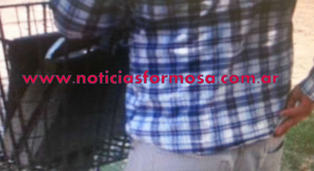 Con las manos en la masa. El delincuente pone el dinero robado en su bolsillo. Foto: captura pantalla Facebook