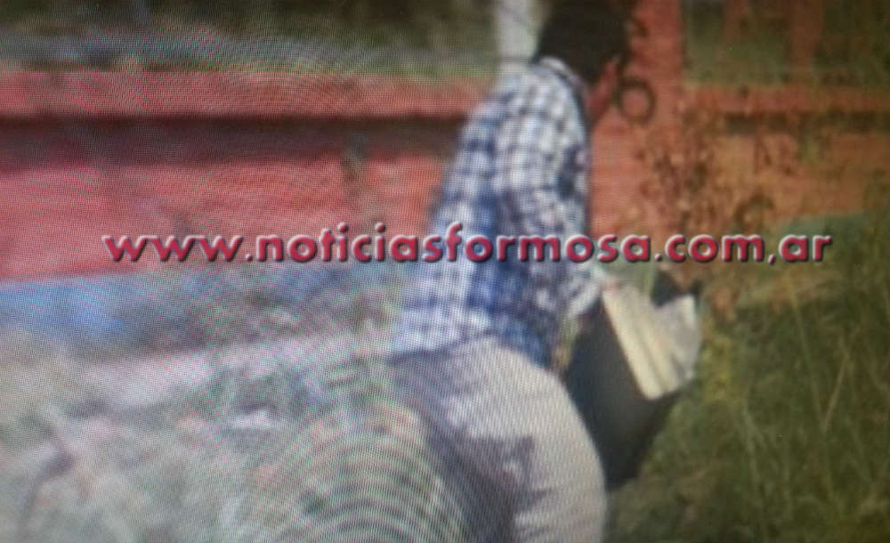 El muchacho tira el maletín "sin plata" a la cuneta. Foto: Facebook