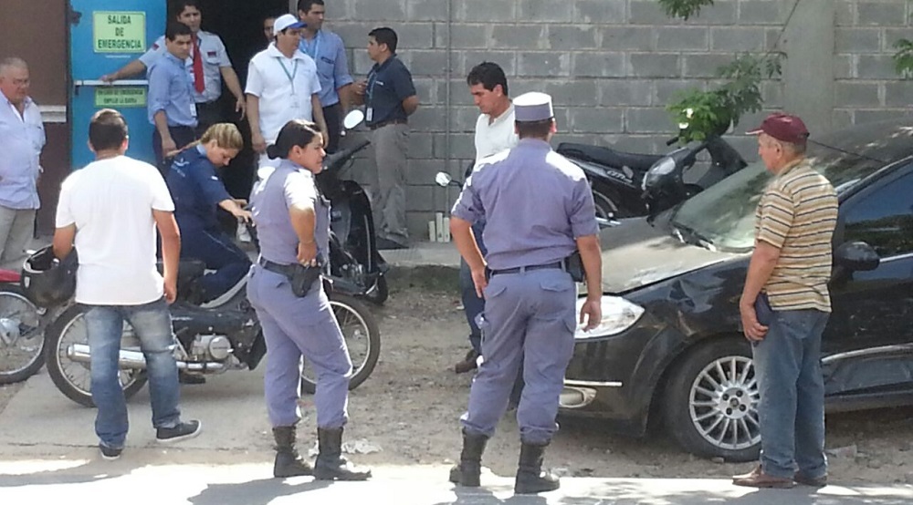 Chocaron dos autos y uno de ellos terminó en un estacionamiento de motos