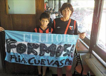 Un sueño cumplido. Isabel y su hijo menor, Miguel. La mamá y el hermanito de Pablo Cuevas, el juvenil formoseño que recién se enteró de que estaban en la cancha después de haber debutado el domingo con la casaca rojinegra para enfrentar a Ferro.