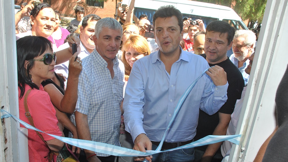 Massa inaugura la sede partidaria en la calle JJ Silva. Un formoseña le estampó un beso que quedó marcado en su mejilla.