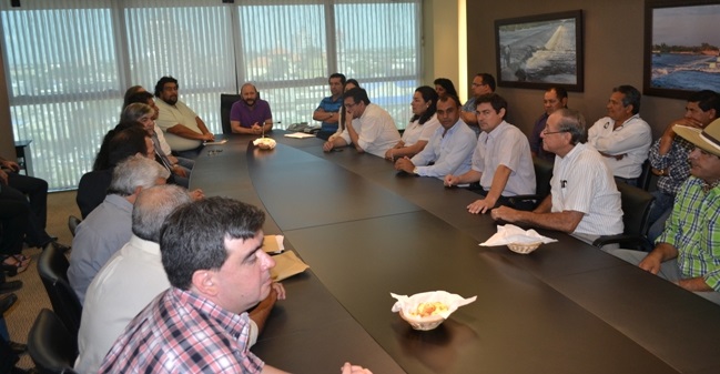 El gobernador con dirigentes en el quinto piso.