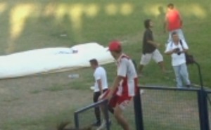 Este hincha ingresó a la cancha luego de romperse el tejido de la popular. Y también subió a la protección en las plateas.