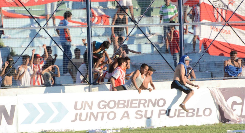Los simpatizantes decanos ingresan al campo de juego.