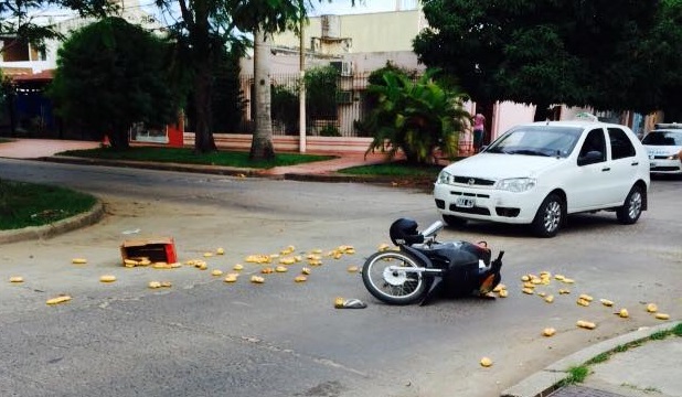 De acuerdo a los vecinos, el motociclista no sufrió heridas graves.
