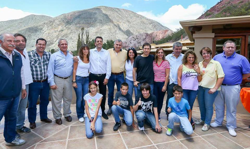 Sergio Massa con candidatos a gobernadores y sus esposas. Entre ellos, Luis Naidenoff.