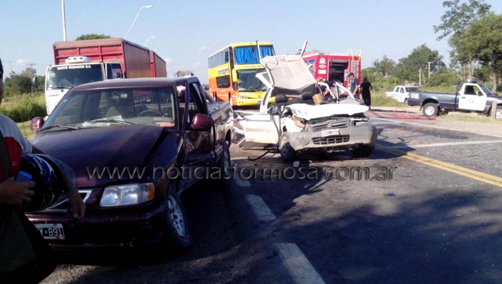 Así quedaron los vehículos luego del choque y después que Bomberos sacó a los heridos del Fiat Uno. Foto: Lector NoticiasFormosa
