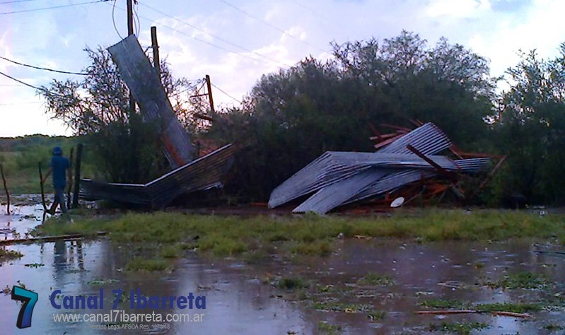 El temporal afectó una escuela, volaron chapas y cayeron árboles. Foto: Radio Siete de Ibarreta