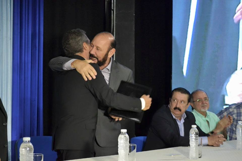 cara de papacito cuando gildo abraza a uribarri