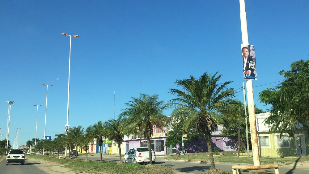 Los carteles que recibieron a Urribarri comenzaron a desaparecer de la avenida Gutnisky.