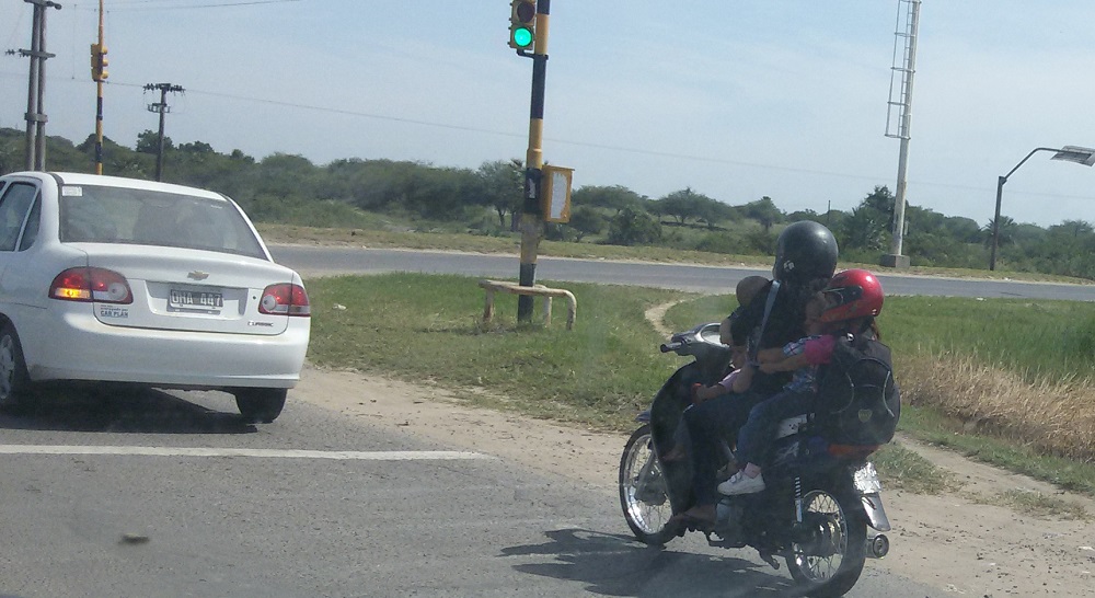 La motociclista, a punto de ingresar a la ruta nacional 11.