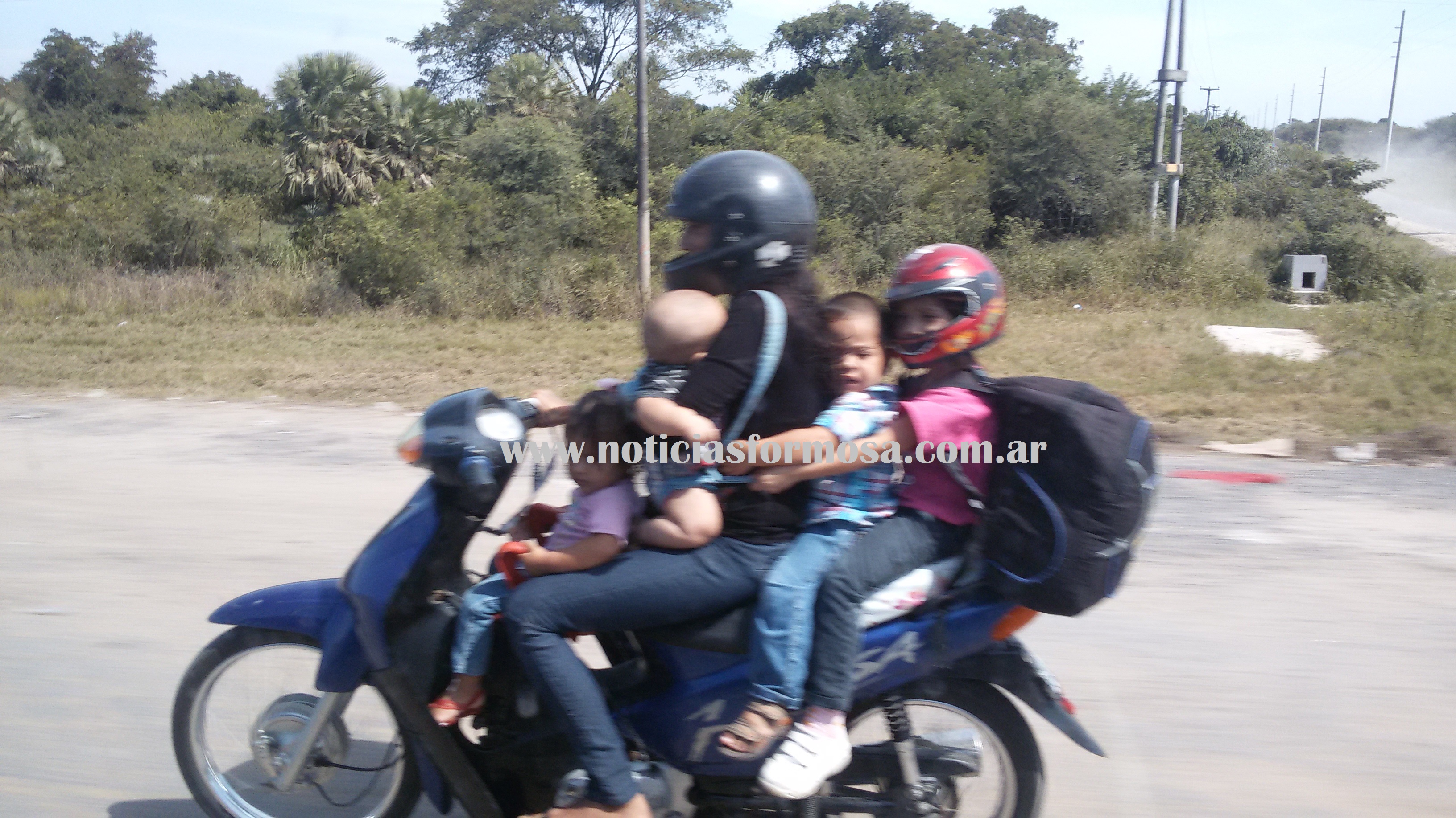 Una motocicleta 110 cc y 5 ocupantes. 4 de ellos, niños.