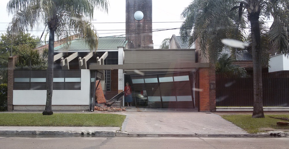 Así amaneció el frente de la casa. Aún quedan signos de la frenada en la rampa de acceso al garage.