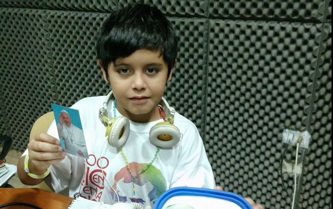 Las pulseritas de Nazareno, el monaguillo formoseño, que quiere conocer al Papa