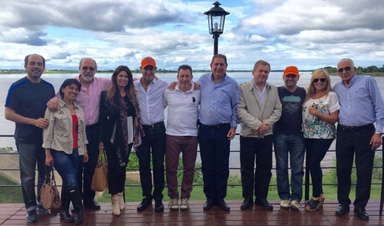 Una avanzada. Días atrás, arribaron el hermano de Scioli, el Chino Tapia y Di Palma. En la foto con funcionarios locales.