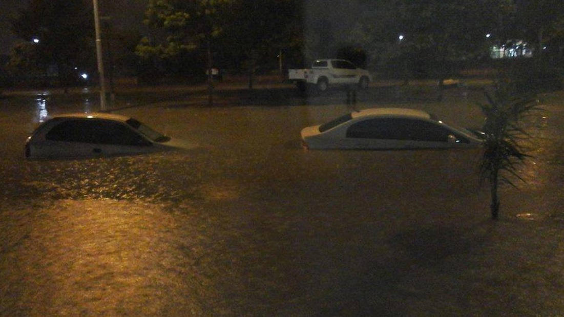autos bajo agua