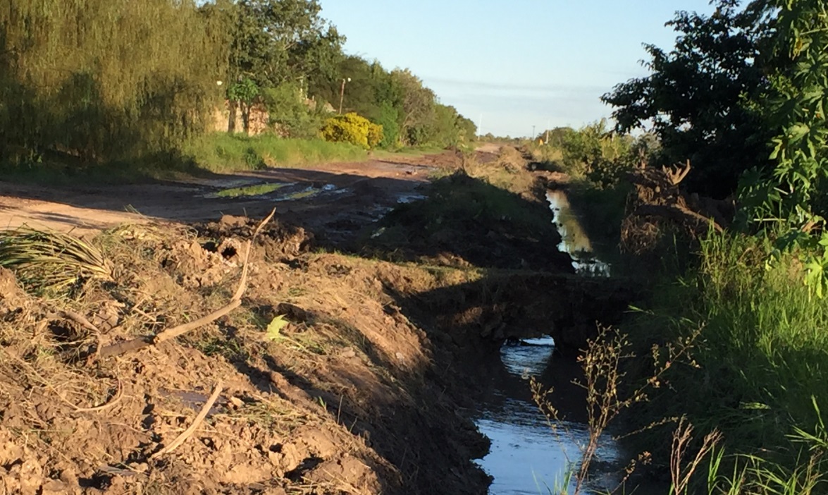 Avenida Los Pumas. Se realizan trabajos para facilitar escurrimiento de aguas.