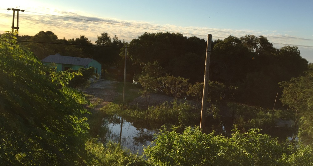Una vivienda cercana al puente El Pucú, rodeada de agua.