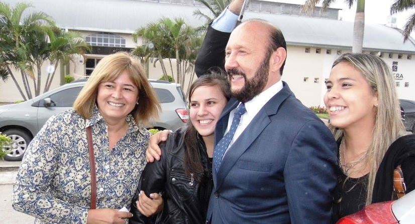 El gobernador arriba al Galpón y posa para las fotos con militantes G. Foto: La Ruta Producciones