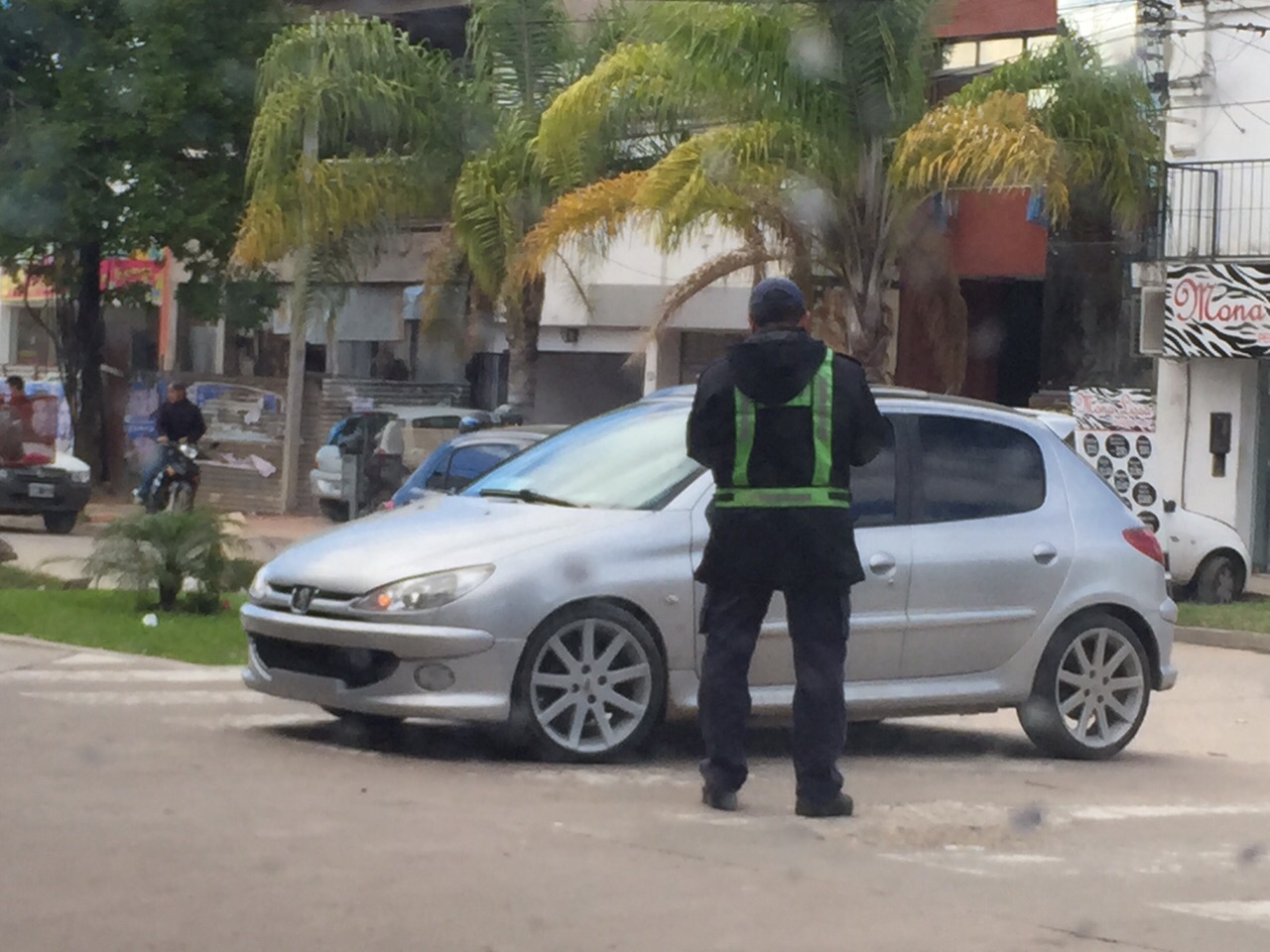 Microcentro: choque, asalto e inspectores multando a coches mal estacionados