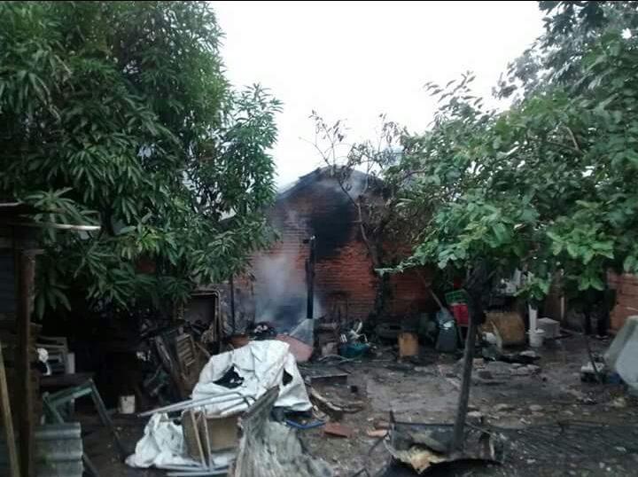 Incendio destruyó una precaria vivienda y murió un hombre. Hay que ayudar
