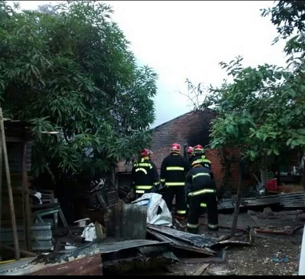 Incendio destruyó una precaria vivienda y murió un hombre. Hay que ayudar
