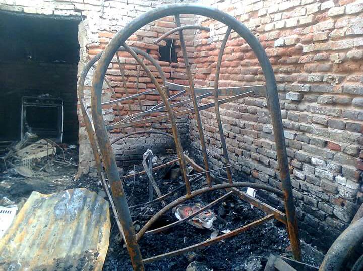 Incendio destruyó una precaria vivienda y murió un hombre. Hay que ayudar