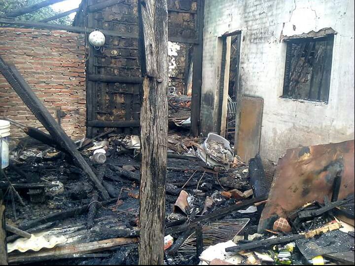 Incendio destruyó una precaria vivienda y murió un hombre. Hay que ayudar