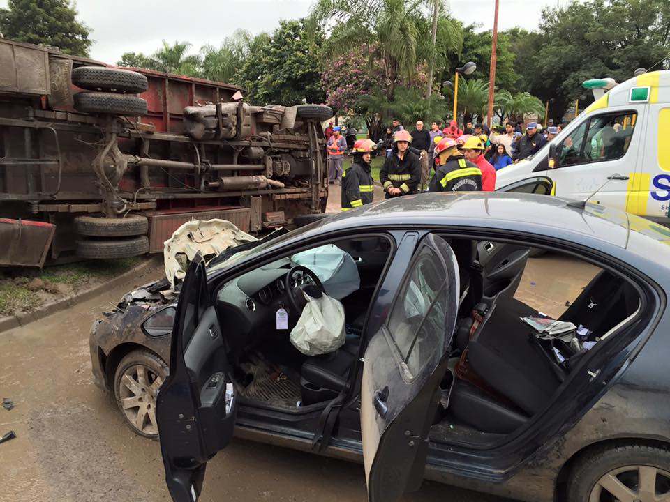 A pesar del semáforo, chocaron un auto y un camión en la avenida Independencia
