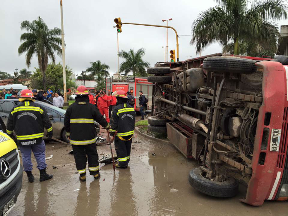 A pesar del semáforo, chocaron un auto y un camión en la avenida Independencia