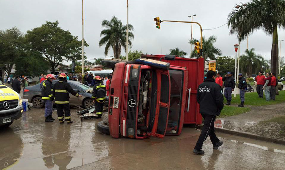 A pesar del semáforo, chocaron un auto y un camión en la avenida Independencia