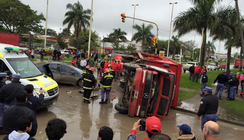 A pesar del semáforo, chocaron un auto y un camión en la avenida Independencia