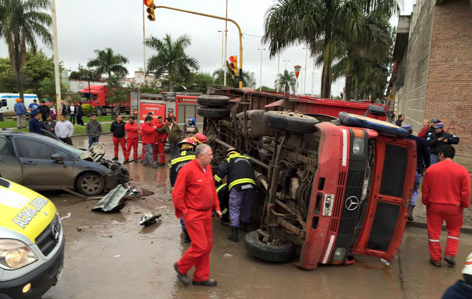 A pesar del semáforo, chocaron un auto y un camión en la avenida Independencia
