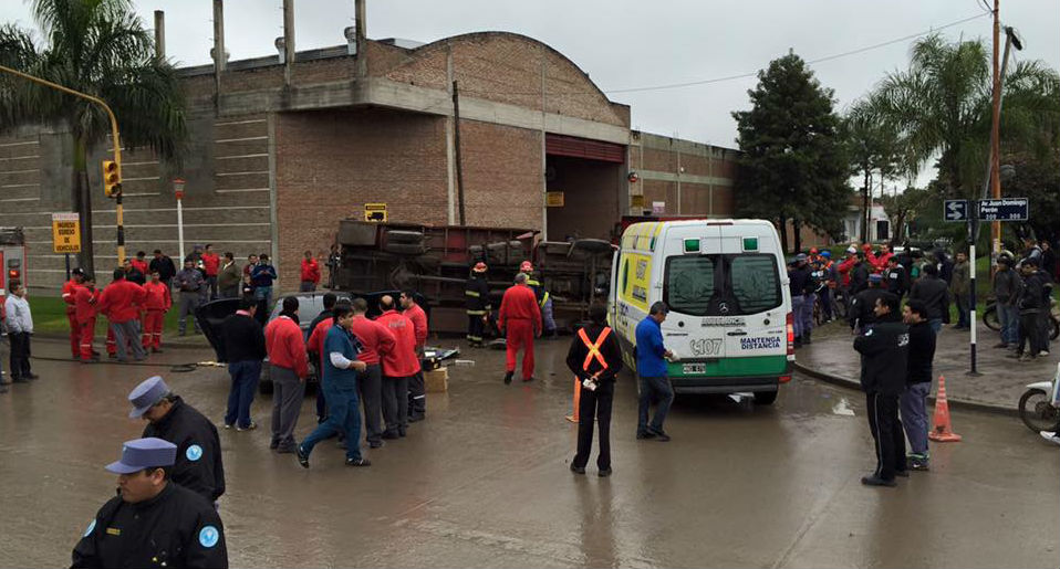 A pesar del semáforo, chocaron un auto y un camión en la avenida Independencia