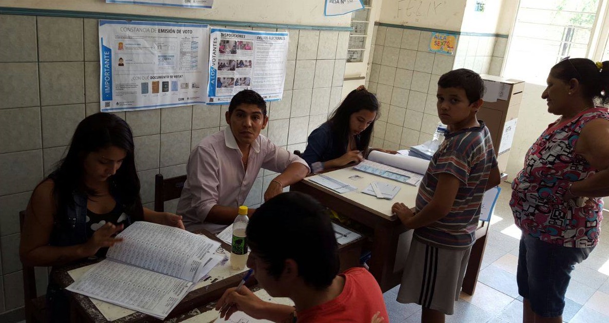 Votaron los candidatos en la capital y el gobernador en Laguna Blanca