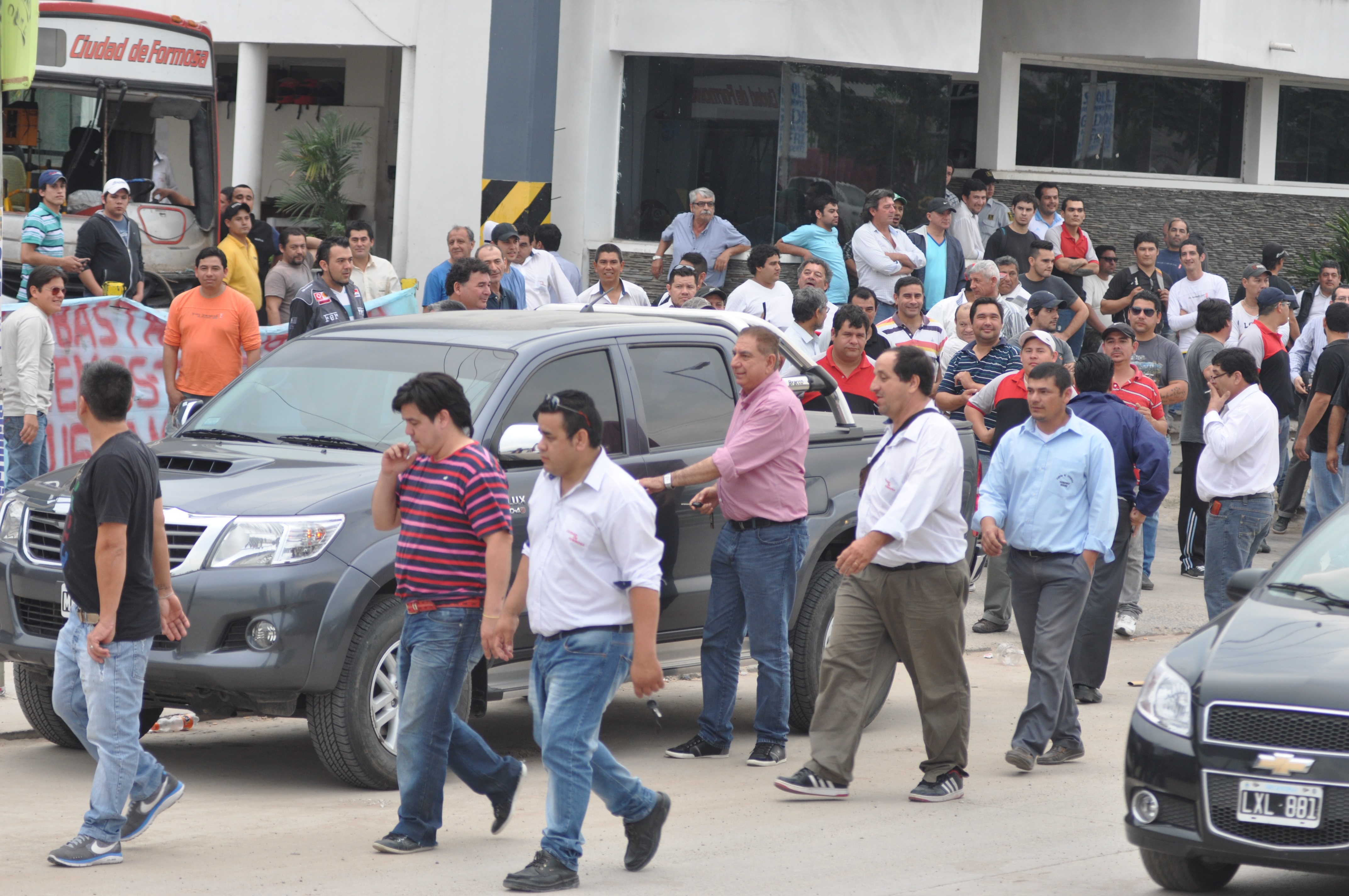 Jofré llegó solo al lugar de la protesta y sorprendió al invitar al diálogo.