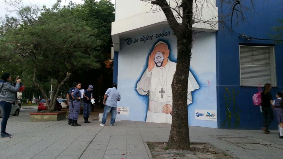 La foto de Gildo sobre el Papa Francisco, quién es OB DC?