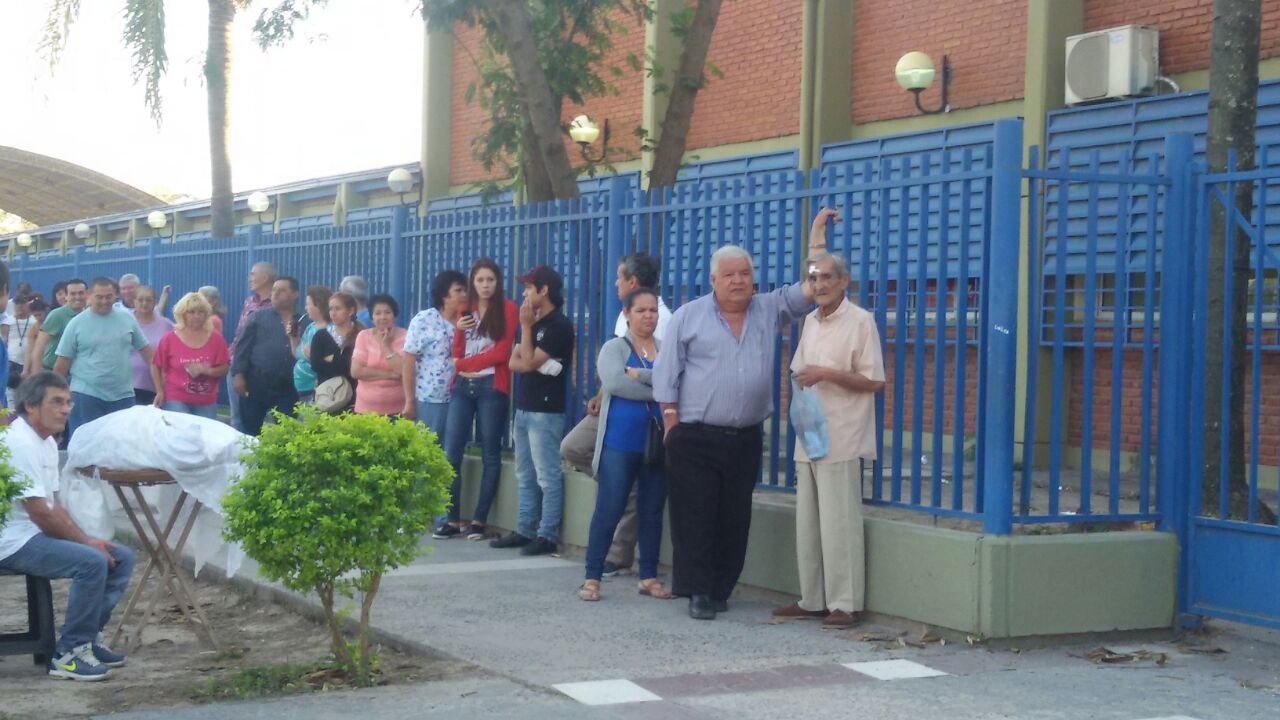 Esperando para ejercer su derecho. El chipero... siempre está!!! Así es Formosa.