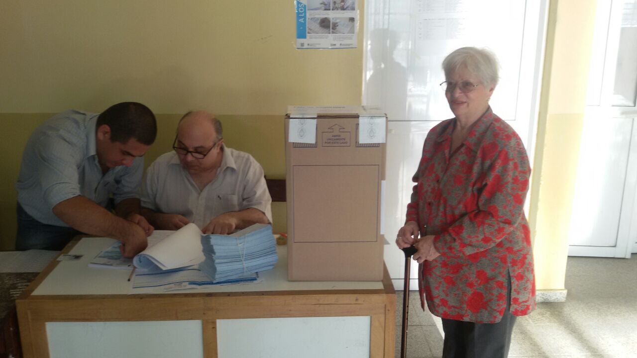 Votaron los candidatos en la capital y el gobernador en Laguna Blanca